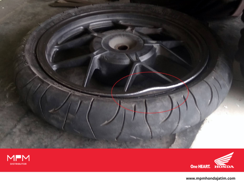 Velg Motor Penyok, Ini Penyebab dan Cara Mudah Memperbaikinya